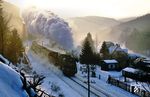 Am Nachmittag des 21. Februar 1991 erklimmt 44 1486 mit dem D 556 (Meiningen - Arnstadt - Erfurt - Halle(S) - Berlin-Lichtenberg) im winterlichen Gegenlicht die Rampe von Zella-Mehlis nach Oberhof (Thür). (21.02.1991) <i>Foto: Wolfgang Bügel</i>