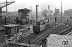 Eine Gießener 23er trifft im Bw Frankfurt(Main)-1 auf eine Friedberger 86er. (06.1959) <i>Foto: Jürgen Hagemann, Slg. R. Garn</i>