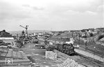 55 4914 (Bw Fulda) ist als Rangierlok 2 an der Ladestraße im Bahnhof Fulda tätig. (06.1959) <i>Foto: Jürgen Hagemann, Slg. R. Garn</i>