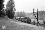 75 019 rollt mit einem Personenzug bei Stuttgart-Rohr in Richtung Hauptbahnhof talwärts. (09.1959) <i>Foto: Jürgen Hagemann, Slg. R. Garn</i>