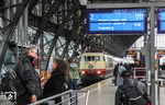103 235 fährt vor IC 2410 nach Flensburg in den Kölner Hauptbahnhof ein. (04.02.2011) <i>Foto: Joachim Bügel</i>