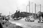 75 049 verlässt mit einem Personenzug Richtung Honau (Württ) den Bahnhof Reutlingen Süd. Das Signal im Hintergrund gehört zur Reutlinger Überlandstraßenbahn der Linie 1 zwischen Betzingen und Eningen. (07.1955) <i>Foto: Jürgen Hagemann, Slg. R. Garn</i>