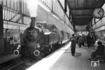 75 052 wartet in Stuttgart Hbf vor P 2134 nach Weil der Stadt auf die Abfahrt. (10.1959) <i>Foto: Jürgen Hagemann, Slg. R. Garn</i>