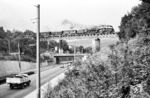 Mit gemeinsamen Kräften befördern eine württembergische T 5 (Baureihe 75) und eine preußische P 10 (Baureihe 39) einen Personenzug über die Kaltenbachbrücke in Stuttgart-Vaihingen. (08.1959) <i>Foto: Jürgen Hagemann, Slg. R. Garn</i>