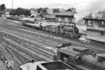 92 243 macht sich bei Rangierarbeiten im Bahnhof Villingen (Schwarzw) nützlich. Im Vordergrund stehen im Bw 75 482 und eine P 8. (07.1958) <i>Foto: Jürgen Hagemann, Slg. R. Garn</i>