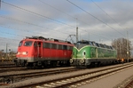 Eine - zugegebene arrangierte - Begegnung zweier Bundesbahnklassiker: 110 300 mit der zur Brohltal-Eisenbahn gehörenden 220 053 im ehemaligen Rangierbahnhof von Köln-Nippes. (14.03.2011) <i>Foto: Joachim Bügel</i>