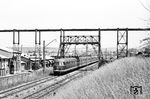 Eine Doppeleinheit ET 56 fährt an dem in den 1970er Jahren geschlossenen Zementwerk Nürtingen an der Metzinger Straße vorbei. Dort rangiert gerade die Werklok einige Kesselwagen. (06.1958) <i>Foto: Jürgen Hagemann, Slg. R. Garn</i>