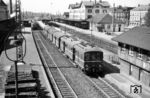 Der ET 65 bildete seit 1933 über Jahrzehnte das Rückgrat des Stuttgarter Vorortverkehrs. Am 30. September 1978 endete der planmäßige Einsatz der Triebwagen. Den Verkehr übernahmen die ET 420. ET 65 008 verlässt hier den Bahnhof Ludwigsburg. Links fährt E 18 41 ohne Halt durch den Bahnhof. (06.1957) <i>Foto: Jürgen Hagemann, Slg. R. Garn</i>