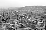 Panoramablick auf Esslingen am Neckar mit dem Bahnhof. Dort fährt gerade eine E 44 mit einem Personenzug nach Stuttgart aus. Rechts steht ein ET 65. (05.1959) <i>Foto: Jürgen Hagemann, Slg. R. Garn</i>