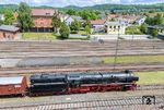 Kurze Pause für 01 1104 im Bahnhof Neuenmarkt-Wirsberg, bevor es weiter über die Schiefe Ebene ging. (15.05.2025) <i>Foto: Joachim Schmidt</i>