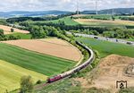 Blick auf die Schublok 218 155 am Sonderzug mit 01 1104 in der 'Goldbergkurve' hinter Marktschorgast. Im Hintergrund verläuft die Autobahn A 9 (Nürnberg - Berlin). (15.05.2025) <i>Foto: Joachim Schmidt</i>