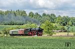 Der schon zu Hofer 01-Zeiten bekannte Fotoklassiker in der großen Kurve hinter Marktschorgast funktioniert auch gut 50 Jahre nach dem Schnellzugende immer noch. 01 1104 ist mit Schublok 218 155 hier auf dem Weg Richtung Falls - Stammbach. (15.05.2025) <i>Foto: Atijana Schmidt</i>