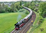 Ein erhöhter Drohnenstandpunkt war vor 50 Jahren allerdings noch undenkbar. So konnte in der Gegenwart der Dampfzug mit 01 1104 und Schublok 218 155 am Einfahrsignal von Münchberg aus einer neuen Perspektive aufgenommen werden. (15.05.2025) <i>Foto: Joachim Schmidt</i>