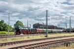 01 1104 fährt mit dem "Belle Train" aus Zwickau (Sachs) Hbf. Die neuntägige Dampfzugreise über rund 1.600 km in den luxuriösesten Privatzügen Europas, einschließlich des Prestige Continental Express aus der Schweiz und First-Class-Wagen von Suisse Train Bleu sowie dem deutschen "Rheingold" kostete übrigens 5.995.- £ pro Person. (15.05.2025) <i>Foto: Atijana Schmidt</i>