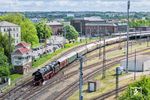 Das von Mai 1933 bis 1936 neu erbaute Bahnhofsgebäude in Zwickau (Sachs) Hbf im Stil der "Neuen Sachlichkeit" ziert immer noch die Bahnhofsausfahrt. Das Nebenhaus des Empfangsgebäudes gehört seit ein paar Jahren der PRESS und beherbergt das neuere Stiftungsarchiv, während das ältere im DDM untergebracht ist. 01 1104 passiert gerade das aus dem Jahr 1937 stammende Weichenwärter-Stellwerk W1 (S&H 1912, neue Farbscheibenanordnung). (15.05.2025) <i>Foto: Joachim Schmidt</i>