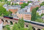 01 1104 rollt über das Stadtviadukt an der Kopernikusstraße unmittelbar hinter dem Zwickauer Hauptbahnhof. (15.05.2025) <i>Foto: Joachim Schmidt</i>