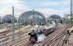 Nach einem zweitägigen Aufenthalt in Dresden verließ 01 1104 am Samstag, den 17. Mai 2025 gegen 11.00 Uhr den Hauptbahnhof der sächsischen Landeshauptstadt. (17.05.2025) <i>Foto: Atijana Schmidt</i>