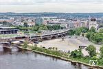 Zwischen Dresden Mitte und -Neustadt schlängelt sich 01 1104 mit Sonderzug DPE 347 auf dem Weg zum neuen Etappenziel Vienenburg über die Marienbrücke am kuppelartigen Bau der ehemaligen Zigarettenfabrik Yenidze vorbei. (17.05.2025) <i>Foto: Joachim Schmidt</i>