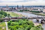 Beim Blick vom Neustädter Elbufer auf die typische Kulisse von Dresden mit der Rundkuppel der Frauenkirche, Semperoper und der Dresdener Hofkirche spielte 01 1104 auf der Marienbrücke eher eine Nebenrolle. Das Panorama lässt erahnen, warum die Stadt wegen seiner landschaftlich reizvollen Lage an der Elbe, seiner barocken Prunkbauten und dem Reichtum an Kunst- und Kulturschätzen auch „Elbflorenz“ genannt wird. (17.05.2025) <i>Foto: Joachim Schmidt</i>