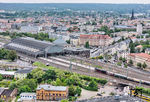 01 1104 erreicht mit Sonderzug DPE 347 (Dresden - Leipzig - Vienenburg) den Bahnhof Dresden-Neustadt. Der Bahnhof bündelt den Bahnverkehr auf der nördlichen Elbseite und ersetzte 1901 den 1839 eingeweihten Leipziger Bahnhof in der Leipziger Vorstadt sowie den seit 1847 bestehenden Schlesischen Bahnhof. Die zeitgenössisch-repräsentative Gestaltung des im Stadtteil 'Innere Neustadt' gelegenen Bauwerks unterstreicht seine Bedeutung als Verkehrshalt. Er verknüpft die vom Hauptbahnhof kommende Bahnstrecke Decín–Dresden-Neustadt mit den Strecken nach Leipzig, Berlin und Görlitz. Zum 100-jährigen Bestehen im Jahr 2001 sind die Empfangs- und Bahnsteighalle umfassend saniert worden.  (17.05.2025) <i>Foto: Joachim Schmidt</i>