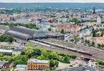 Auch für die Schublok 218 155 dürfte es der erste Besuch in Dresden gewesen sein. Links unten sind übrigens die Reste des alten Leipziger Bahnhofs mit dem Gebäude der Güterabfertigung Dresden-Neustadt zu sehen. (17.05.2025) <i>Foto: Joachim Schmidt</i>