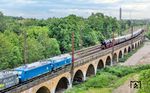 Auf dem sanierungsbedürftigen Viadukt in Leipzig-Wiederitzsch, wo der Zugverkehr aktuell auf 10 km/h heruntergebremst wird, sorgte das Geräusch einer sich von hinten nähernden Diesellok für eine Schrecksekunde, genau in dem Augenblick, als 01 1104 auftauchte. Ausgerechnet jetzt fehlte noch ein langsam fahrender Güterzug, der die Sicht auf den Dampfzug nehmen wird. Zum Glück hatte die PRESS 218 055 nur zwei E-Loks am Haken. (17.05.2025) <i>Foto: Joachim Schmidt</i>