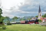 Nach einem kräftigen Regenschauer passiert 01 1104 den Haltepunkt Belleben an der Bahnstrecke Halle–Halberstadt. Der ursprünglich weit östlich des Ortes gelegene Bahnhof wurde in den 1990er Jahren durch den zentraleren Haltepunkt ersetzt.  (17.05.2025) <i>Foto: Atijana Schmidt</i>