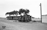 Lok 48 der Mittelbadischen Eisenbahn Gesellschaft (MEG) entstand 1898 bei Grafenstaden/Elsass. Die Lahrer Straßenbahn-Gesellschaft nahm den Verkehr mit vier zweiachsigen Dampflokomotiven mit verkleidetem Triebwerk auf. Zwei davon gelangten noch zur MEG, die anderen zwei wurden schon 1900/1901 durch zwei stärkere Lokomotiven ersetzt. Die MEG übernahm 1923 elf Lokomotiven der Straßburger Straßenbahn, die auch schon vorher auf dem badischen Netz eingesetzt waren. Es waren zweiachsige Lokomotiven mit Innentriebwerk und Außenrahmen wie die Lok 48. Auffallend war die Anbringung der Wasserkästen seitlich neben der Rauchkammer, ohne Verbindung zum Führerhaus. (07.1957) <i>Foto: Gerhard Karl</i>