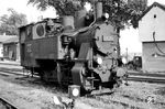 Die Heißdampf-Tenderlok 99 261 (ex LAG Nr. 64), geliefert von Krauss-Maffei im Jahr 1926, als Reservelok in Donaustauf. Im Sommer 1958 hatten bereits die beiden V 29 den Gesamtverkehr auf der Walhallabahn übernommen, sodass 99 261 nur noch gelegentlich zum Einsatz kam. Rechts ist das Wasserreservoir für die Versorgung der Lokomotiven zu sehen. (08.1958) <i>Foto: Gerhard Karl</i>