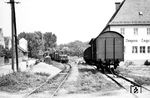 V 29 953 trifft mit einem Güterzug in Donaustauf ein. Hier wird sie u.a. das BayWa-Lagerhaus bedienen. (08.1958) <i>Foto: Gerhard Karl</i>