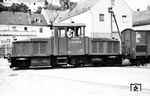 V 29 953 fährt in Donaustauf über die Barbinger Landstraße, um das BayWa-Lagerhaus zu bedienen. (08.1958) <i>Foto: Gerhard Karl</i>