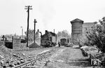 99 671 restauriert im Bw Heilbronn Süd. Der Bahnhof Heilbronn Süd lag in der Heilbronner Südstadt und war der Endbahnhof der im Jahr 1900 eröffneten schmalspurigen Bottwartalbahn. Über eine Verbindungsbahn war der Südbahnhof an die Bahnstrecke Crailsheim–Heilbronn und damit an den Heilbronner Hauptbahnhof angeschlossen.  (20.04.1960) <i>Foto: Gerhard Karl</i>