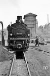 99 671 im Bw Heilbronn Süd. Die Lok war die erste einer von der Reichsbahn beschafften Nachbauserie der sächsischen VI K aus dem Jahr 1927, die als Baureihe 99.67–71 eingeordnet wurde. 1938 wurde sie aus Sachsen zur württembergischen Bottwartalbahn umgesetzt, wo sie auch bis zur Ausmusterung 1965 blieb. (20.04.1960) <i>Foto: Gerhard Karl</i>