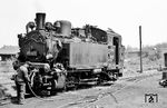 Der Heizer der 99 671 wird im Bw Heilbronn Süd mittels der Druckluft aus dem Bremsschlauch die 99 671 von den Verbrennungsrückständen reinigen. (20.04.1960) <i>Foto: Gerhard Karl</i>