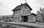 Der Bahnhof Pfaffenhofen (Württ) an der Zabergäubahn, einer 20 Kilometern langen 750 mm Schmalspurbahn, die von Lauffen am Neckar nach Leonbronn führte. In den 1960er Jahren wurde die Strecke auf Normalspur umgespurt, 1995 stillgelegt. (21.04.1960) <i>Foto: Gerhard Karl</i>
