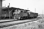 99 672 mit einem kurzen Güterzug am Güterschuppen im Bahnhof Steinheim (Murr). (20.04.1960) <i>Foto: Gerhard Karl</i>