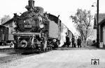 Vor der Abfahrt von 99 701 im Bahnhof Beilstein (Württ) ist noch Zeit für ein kleines Schwätzchen unter den Bediensteten. Die fehlende Hektik auf der Kleinbahn war zum Unterschied bei der 'großen' Eisenbahn für viele Eisenbahner hier sicherlich ein Segen im Arbeitsalltag. (20.04.1960) <i>Foto: Gerhard Karl</i>