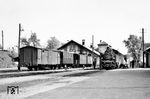 Beilstein (Württ) verfügte von 1894 bis 1968 über einen Bahnhof an der Bottwartalbahn. Dort wartet 99 701 auf die Weiterfahrt nach Marbach (Neckar). Nach Stilllegung und Demontage der Gleise dient die Trasse heute größtenteils dem Alb-Neckar-Radweg von Eberbach nach Ulm. (20.04.1960) <i>Foto: Gerhard Karl</i>