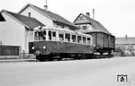 1954/55 baute Fuchs zwei vierachsige meterspurige Triebwagen für die Mittelbadische Eisenbahn (MEG). Der T 14 aus dem Jahr 1954 war für das Stammnetz rund um Kehl und Lahr vorgesehen und besaß die Formgebung der drei von Dessau und Wismar gebauten Vorkriegs-MEG-Triebwagen 11, 12 und 13. Hier hält der T 14 auf der Strecke Bühl - Kehl in Scherzheim.  (22.04.1960) <i>Foto: Gerhard Karl</i>