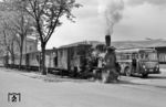 99 7204 verlässt mit P 3082 nach Mudau den Bahnhof Mosbach (Baden). Im Omnibusbahnhof wartet ein Bahnbus. (25.04.1960) <i>Foto: Gerhard Karl</i>