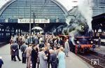 18 323 auf einer ihrer zahlreichen Abschiedsfahrten quer durch Deutschland vor einem Sonderzug nach Basel in Karlsruhe Hbf. Interessant sind auch die Fans anno 1966, die meist aus gesetzten Herren bestanden, die in Schlips und Kragen an der Fahrt teilnahmen.  (16.10.1966) <i>Foto: Theodor Horn</i>