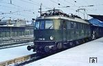 Der schneereiche Winter 1962/63 brachte bis Mitte Januar 1963 erhebliche Störungen im planmäßigen Umlaufplan der Nürnberger E 18 mit sich. Dies führte zeitweise zu einer Art "freien Lokomotiv-Verwendung". Dabei kamen E 18 außerplanmäßig von Frankfurt/M aus bis nach Aachen und Dortmund zum Einsatz. Die Personale für diese Leistungen stellte das Bw Frankfurt/M-1. Eine solche "wilde Zugleistung" hat E 18 32 (Bw Nürnberg Hbf) in Gleis 19 des Frankfurter Hauptbahnhofs mit dem E 721 nach Köln übernommen.  (24.12.1962) <i>Foto: Theodor Horn</i>