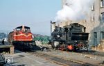 Im Bahnhof Butzbach Ost trifft BLE 142 (Krauss, Baujahr 1925) auf V 85 (Henschel, Baujahr 1962).  (03.10.1964) <i>Foto: Theodor Horn</i>