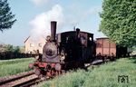 Lok 8 (Borsig, Baujahr 1908) der Deutschen Eisenbahn-Betriebsgesellschaft (DEGB) rangiert in Oberschefflenz. Die DEBG tauschte die Lokomotiven zwischen ihren Strecken öfters, was sich auch auf die Billigheimer Beheimatungen auswirkte. Daher sind die Stationierungen der Lokomotiven heute nicht mehr lückenlos nachvollziehbar und in der Literatur teilweise widersprüchlich angegeben. So war die Lok 8 auch auf anderen Bahnen im Einsatz u.a. in Wiesloch. Im Gegenzug kam die Lok 70 nach Billigheim, zunächst als Ersatz für die Lok 8, später für die ausgemusterte Lok 6. Lok 8 wurde zum Betriebsende im Jahr 1965 ausgemustert und anschließend verschrottet. (22.05.1965) <i>Foto: Theodor Horn</i>