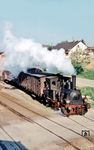 Lok 8 mit einer Rangierfahrt im Bahnhof Oberschefflenz. Am 10. Juni 1908 wurde die Bahnstrecke von Oberschefflenz nach Billigheim eröffnet, maßgeblich um das Tonvorkommen bei Billigheim abtransportieren zu können. Zum 1. Mai 1963 ging die Schefflenztalbahn zusammen mit den anderen südwestdeutschen DEBG-Strecken an die Südwestdeutsche Eisenbahn-Gesellschaft (SWEG) über. In Anbetracht des desolaten Zustands der Bahn beantragte die SWEG am 1. Mai 1964 die Entbindung von der Betriebspflicht und damit die Stilllegung für die Schefflenztalbahn. Gegen den vehementen Widerstand der Gemeinde Billigheim, die dadurch ihre Position als Wirtschaftsstandort gefährdet sah, gab das Land dem Antrag am 27. Mai 1965 statt. Letzter Betriebstag zwischen Oberschefflenz und Billigheim war der 30. Juni 1965. Der Abbau der Gleisanlagen dauerte bis Ende 1965 an, das rollende Material wurde bis Januar 1966 vor Ort verschrottet. (22.05.1965) <i>Foto: Theodor Horn</i>