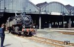 86 787 vom Bw Limburg (Lahn) vor der Bahnsteighalle in Wiesbaden Hbf. (11.04.1966) <i>Foto: Theodor Horn</i>