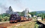 Der Nahgüterzug mit Zuglok 86 861 und Schiebelok 86 866 verlässt den Bahnhof Chausseehaus. Die Schranke am Bü ist immer noch offen. (17.05.1966) <i>Foto: Theodor Horn</i>