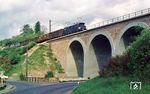 Eine E 44 mit einem GmP Richtung Heigenbrücken auf dem Viadukt über die Sachsenhäuser Straße in Laufach. (11.05.1963) <i>Foto: Theodor Horn</i>