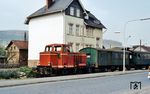 VL 13 (MaK, Baujahr 1959) ist mit ihrem Zug aus Birstein in Wächtersbach angekommen. Genau gegenüber liegt der DB-Bahnhof. Zwei Wochen später, am 27. Mai 1967, fuhr hier der letzte Personenzug. (14.05.1967) <i>Foto: Theodor Horn</i>