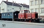 Nachdem Lok VL 13 im Kreisbahnhof Wächtersbach den Zug umfahren hat, wartet sie vor dem P 115 auf die nächste Fahrt nach Birstein. Die Reststrecke von Birstein bis Hartmannshain war schon in den Jahren 1959/60 stillgelegt worden. Eine Verbesserung des Personenbeförderungsaufkommens auf dem verbliebenen Südabschnitt trat wegen der wachsenden Pkw-Motorisierung der Bevölkerung nicht ein, sodass die Gesamtstilllegung der Strecke 1967 erfolgte. (14.05.1967) <i>Foto: Theodor Horn</i>